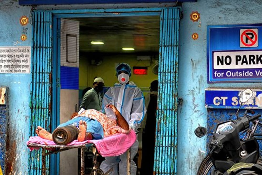 Ein Corona-Patient wird in Kolkata in ein Diagnose-Zentrum gebracht.