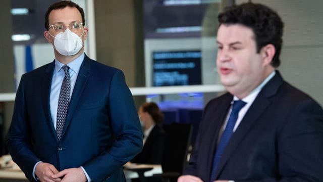 Jens Spahn (L) und Hubertus Heil Ende Januar während einer Pressekonferenz im Bundestag.