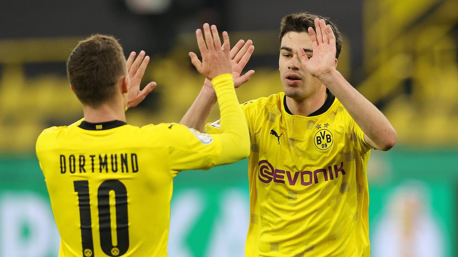 Thorgan Hazard und Giovanni Reyna bejubeln den Pokalsieg gegen Kiel und den sicheren Einzug in die Europa League. Thorgan Hazard und Giovanni Reyna bejubeln den Pokalsieg gegen Kiel und den sicheren Einzug in die Europa League.