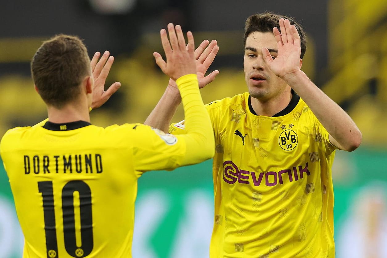 Thorgan Hazard und Giovanni Reyna bejubeln den Pokalsieg gegen Kiel und den sicheren Einzug in die Europa League.
