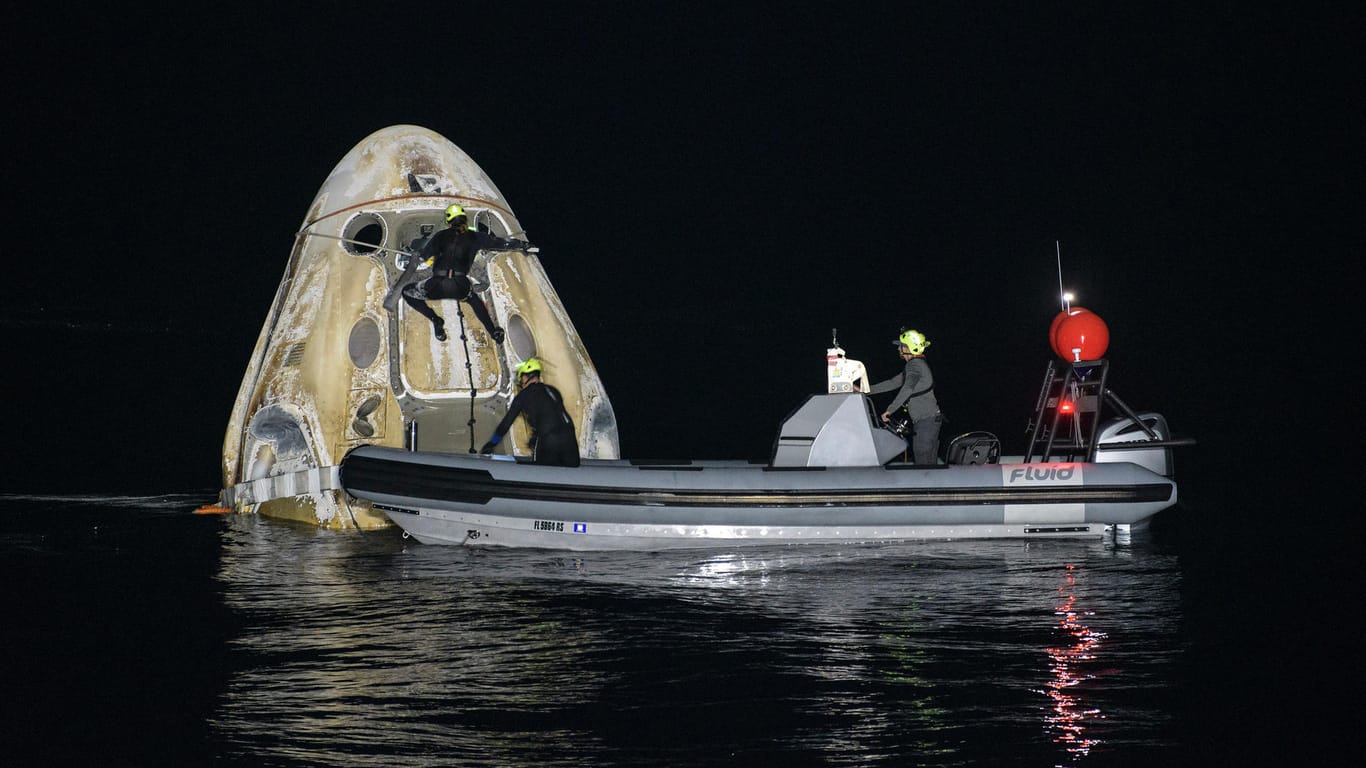 Arbeiten an der gelandeten Kapsel von SpaceX: Die vier Astronauten landeten im Golf von Mexiko vor der Küste des US-Bundesstaats Florida.