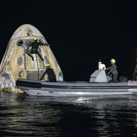 Arbeiten an der gelandeten Kapsel von SpaceX: Die vier Astronauten landeten im Golf von Mexiko vor der Küste des US-Bundesstaats Florida.