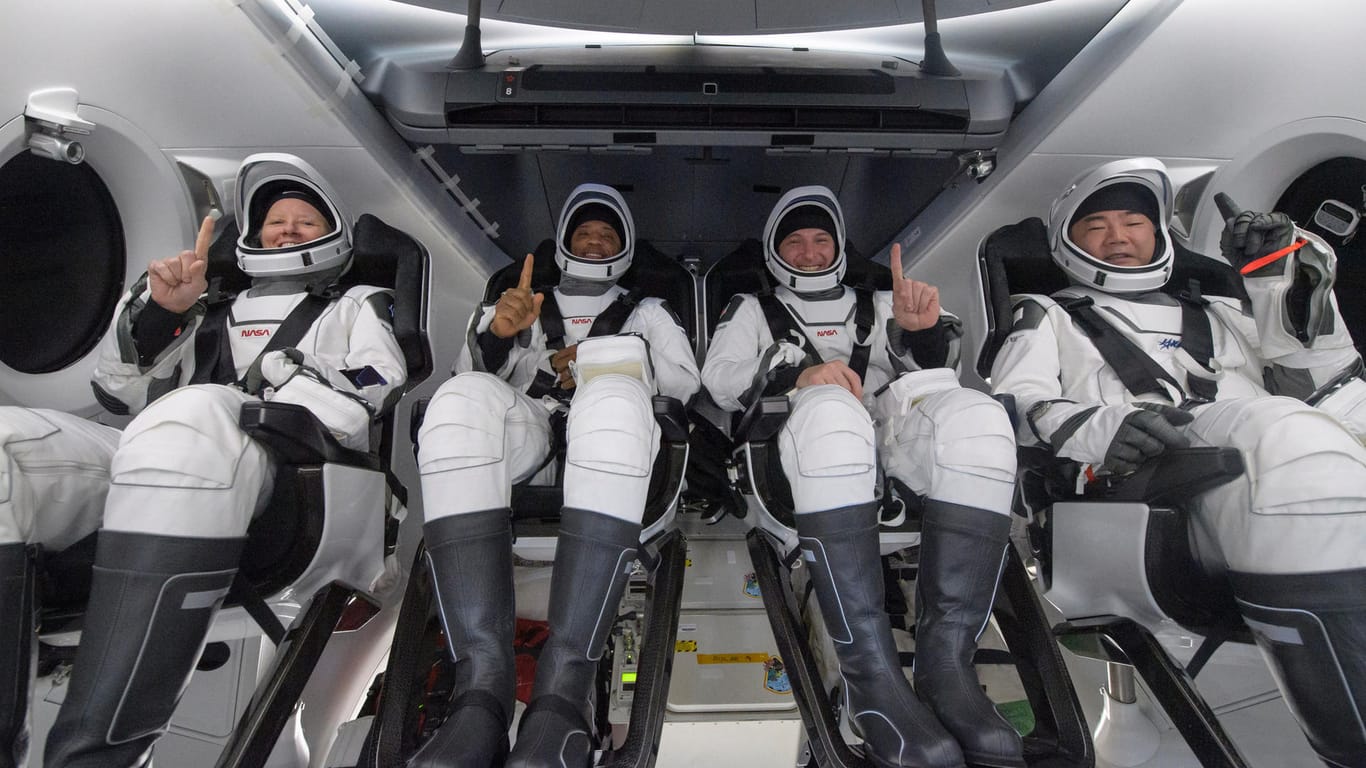 Die Rückkehrer: Die NASA-Astronauten Shannon Walker (von links nach rechts), Victor Glover, Mike Hopkins und Soichi Noguchi grüßen kurz nach der Landung.