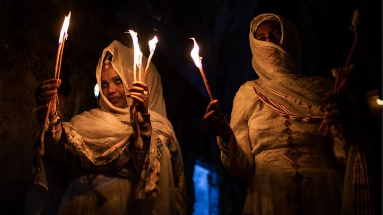 Jerusalem: Äthiopische christlich-orthodoxe Gläubige halten Kerzen, die während der Zeremonie des Heiligen Feuers in der äthiopischen Abteilung der Grabeskirche in Jerusalems Altstadt entzündet werden.