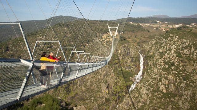 Nach Angaben des Geoparks und der Bürgermeisterin Aroucas ist "516 Arouca" die längste Fußgänger-Hängebrücke der Welt. Nach Angaben des Geoparks und der Bürgermeisterin Aroucas ist "516 Arouca" die längste Fußgänger-Hängebrücke der Welt.
