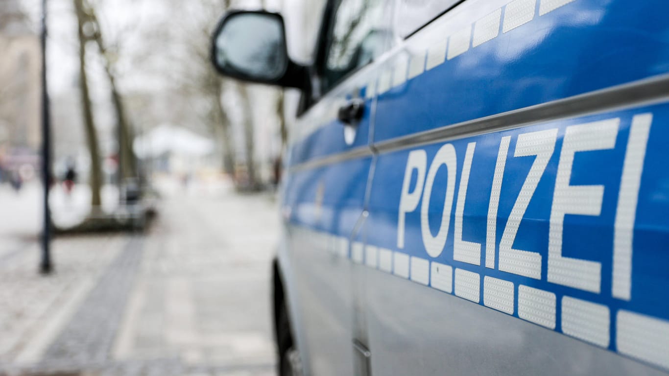Schriftzug an einem Polizeiwagen (Symbolbild): Bei einer Auseinandersetzung in Köln-Blumenberg ist ein 17-Jähriger lebensgefährlich verletzt worden.