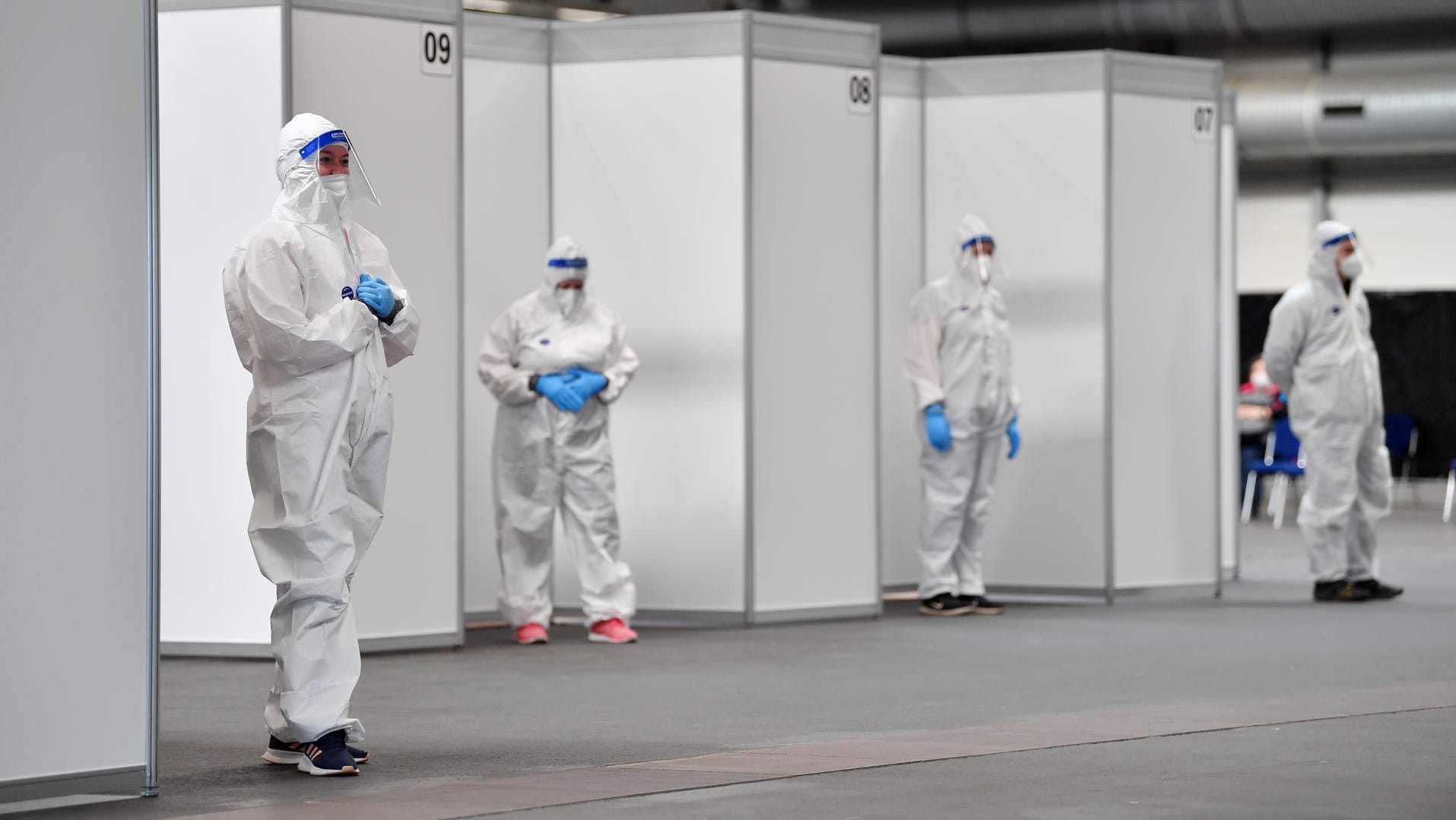 Mitarbeiter in Schutzkleidung stehen im Corona-Testzentrum in der Messe Erfurt: In Thüringen sind die Inzidenzwerte besonders hoch. Mitarbeiter in Schutzkleidung stehen im Corona-Testzentrum in der Messe Erfurt: In Thüringen sind die Inzidenzwerte besonders hoch.
