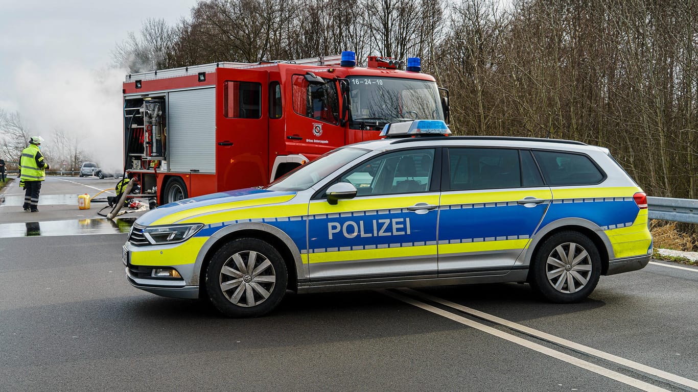 Polizeiwagen und Feuerwehr sperren eine Straße: Die Rettungskräfte konnten den Mann nur noch leblos aus dem Wagen bergen (Symbolbild).