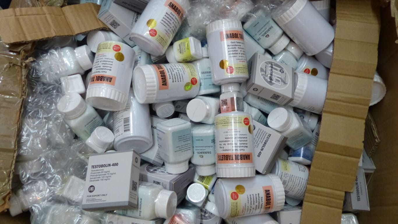 Pillendosen in einem Karton: Zollfahnder haben Zehntausende Tabletten sichergestellt.