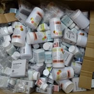 Pillendosen in einem Karton: Zollfahnder haben Zehntausende Tabletten sichergestellt.