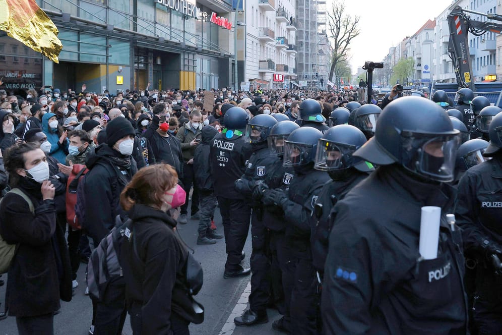 Polizisten und Demonstranten stehen sich beim 1. Mai am Hermannplatz gegenüber: Fast hundert Beamte wurden bei der Demo verletzt.