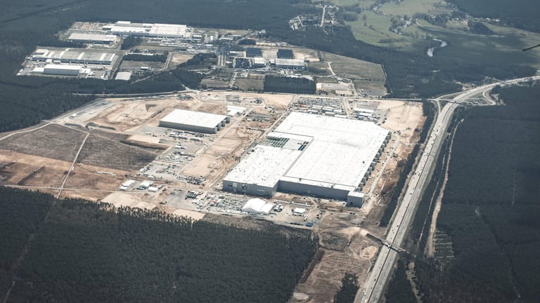 Luftaufnahme der Tesla Giga-Factory: Hier sollte es eigentlich ab Sommer losgehen.