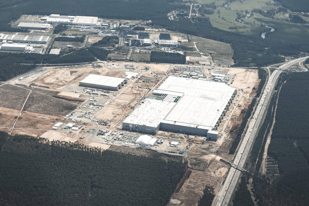 Luftaufnahme der Tesla Giga-Factory: Hier sollte es eigentlich ab Sommer losgehen.