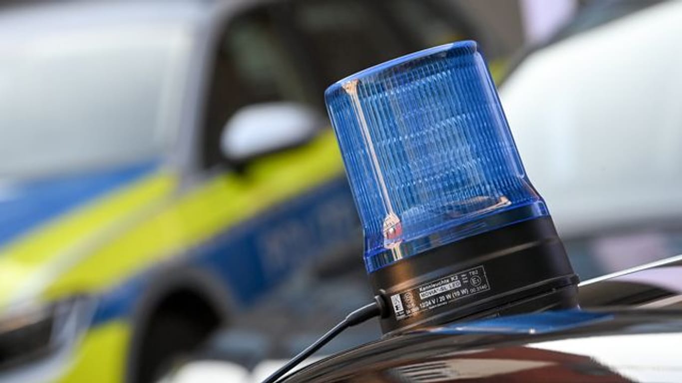 Ein Blaulicht ist auf dem Dach eines Einsatzfahrzeuges der Polizei zu sehen: In Nürnberg sind mehrere Autos beschädigt worden.