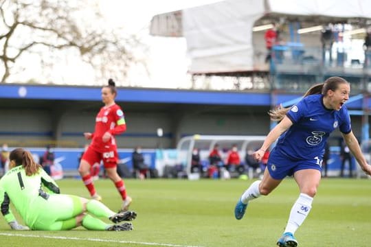 Fran Kirby (r) vom FC Chelsea bejubelt einen Treffer.