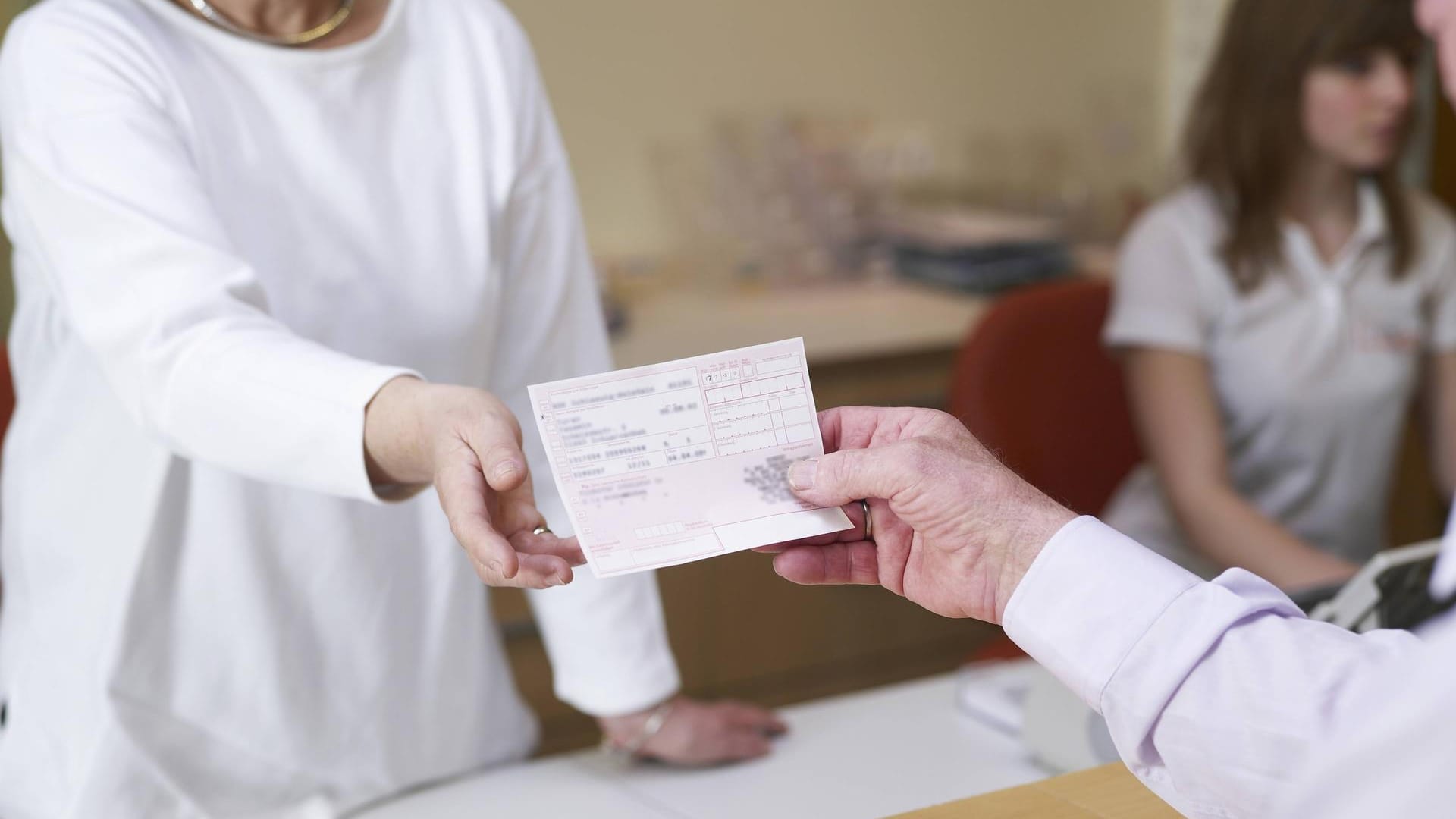 Patient in einer Arztpraxis (Symbolbild): 237 Menschen könnten sich in einer Schweriner Praxis angesteckt haben und müssen nun zum Test.