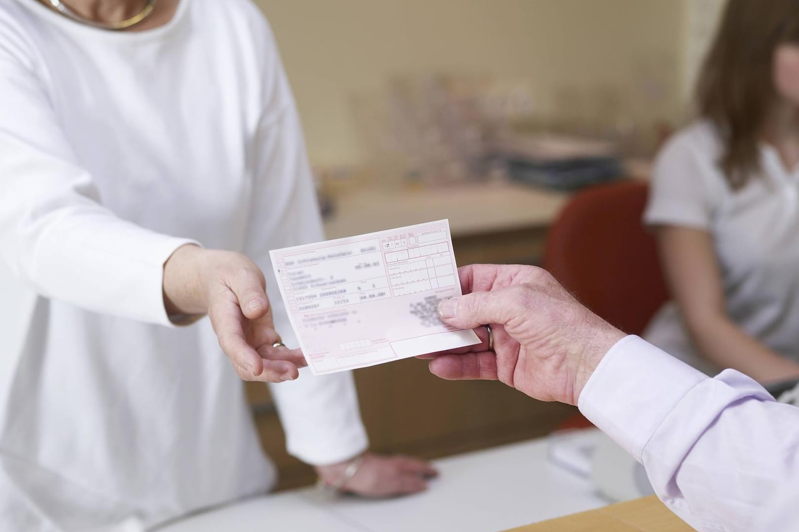 Patient in einer Arztpraxis (Symbolbild): 237 Menschen könnten sich in einer Schweriner Praxis angesteckt haben und müssen nun zum Test.