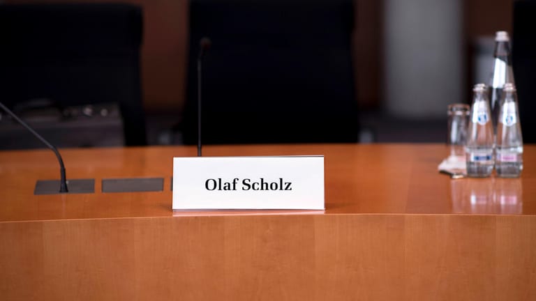 "Olaf Scholz" steht auf einem Papierschild: Der SPD-Politiker sagte bereits zum zweiten Mal im Untersuchungsausschuss aus.