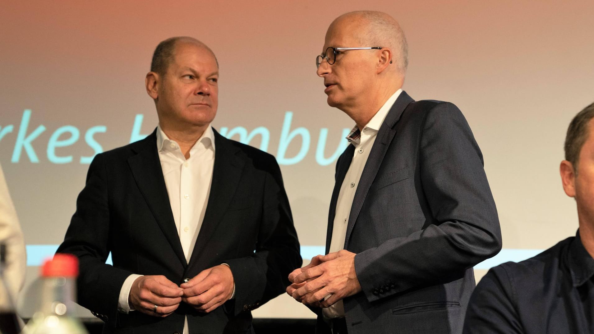 Olaf Scholz mit dem Bürgermeister Peter Tschentscher (Archivbild): "Hinweise auf "Cum-Ex"-Geschäfte wurden und werden in dieser Stadt konsequent verfolgt."