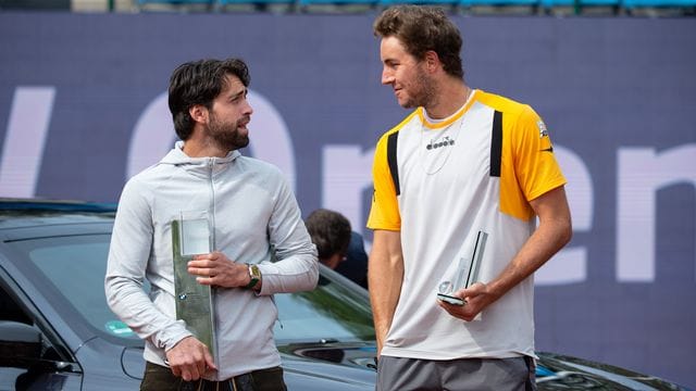 Nikolos Bassilaschwili (l) und Jan-Lennard Struff stehen bei der Siegerehrung zusammen. Nikolos Bassilaschwili (l) und Jan-Lennard Struff stehen bei der Siegerehrung zusammen.