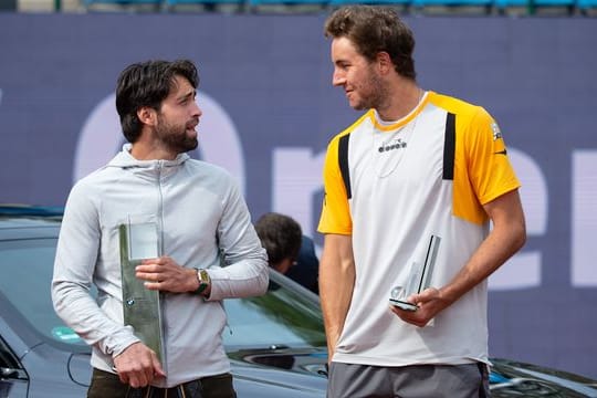 Nikolos Bassilaschwili (l) und Jan-Lennard Struff stehen bei der Siegerehrung zusammen.