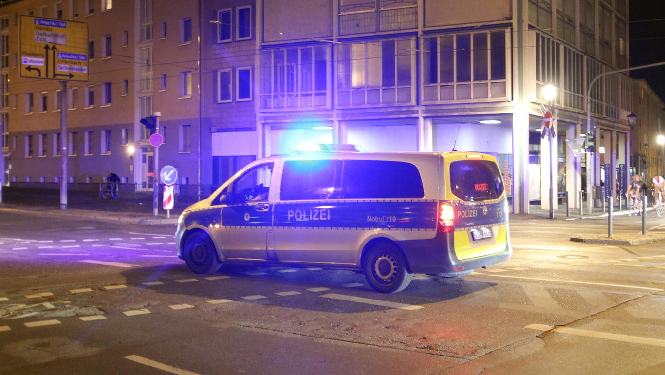 Einsatzwagen der Polizei in der Frankfurter Innenstadt: Im Bahnhofsviertel haben Beamte eine illegale Party aufgelöst.
