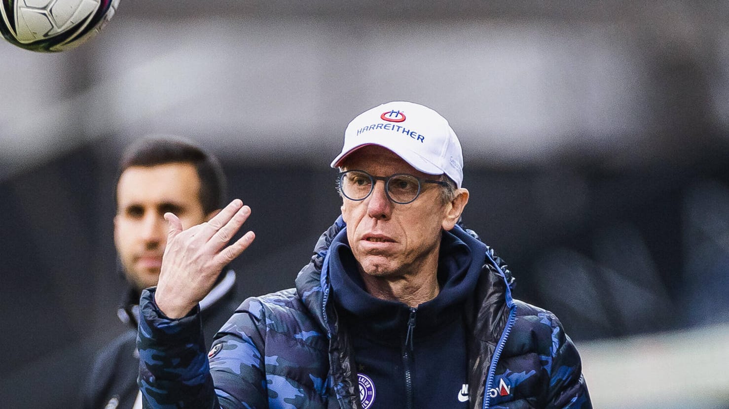 Peter Stöger bei einem Spiel mit Austria Wien: Kurz nachdem er seinen Abschied bei den "Veilchen" bekannt gab, kam es zu ersten Gesprächen mit dem FC.