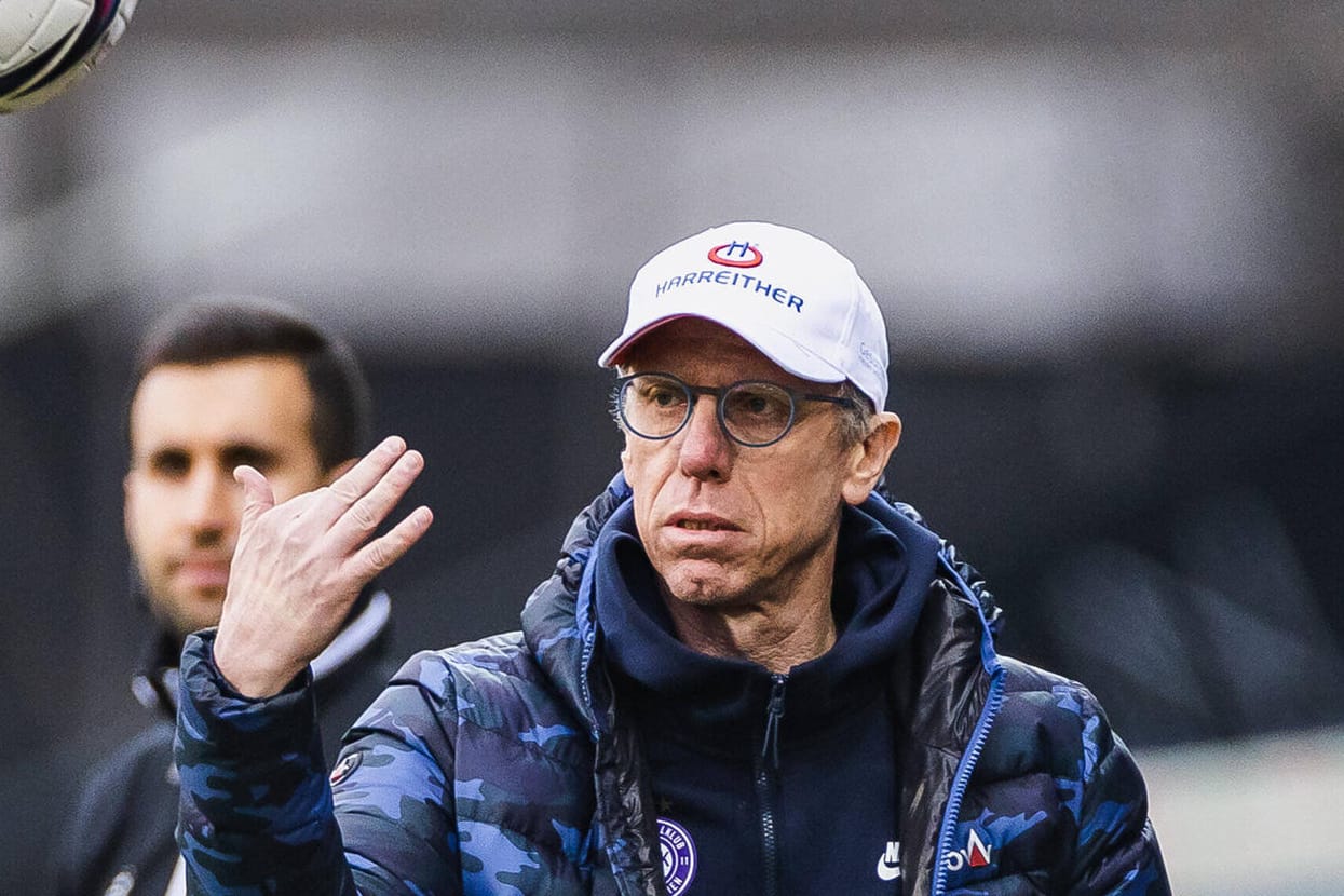 Peter Stöger bei einem Spiel mit Austria Wien: Kurz nachdem er seinen Abschied bei den "Veilchen" bekannt gab, kam es zu ersten Gesprächen mit dem FC.