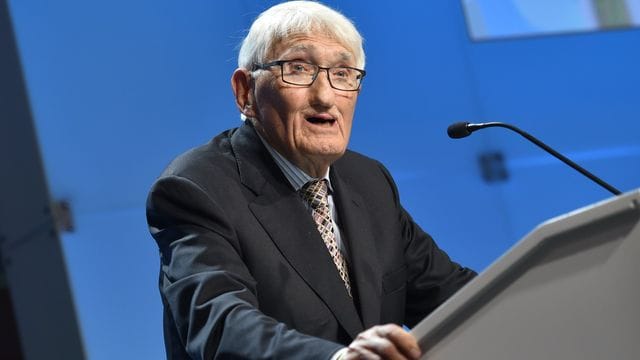 Der Philosoph Jürgen Habermas (91) hat die Annahme eines hoch dotierten Buchpreises aus den Vereinigten Arabischen Emiraten überdacht.