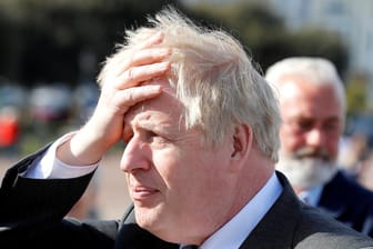 Boris Johnson bei einem Besuch in Wales: Dem britischen Premierminister wird vorgeworfen, Spenden an seine Partei für sich und seine Familie benutzt zu haben (Archivfoto).