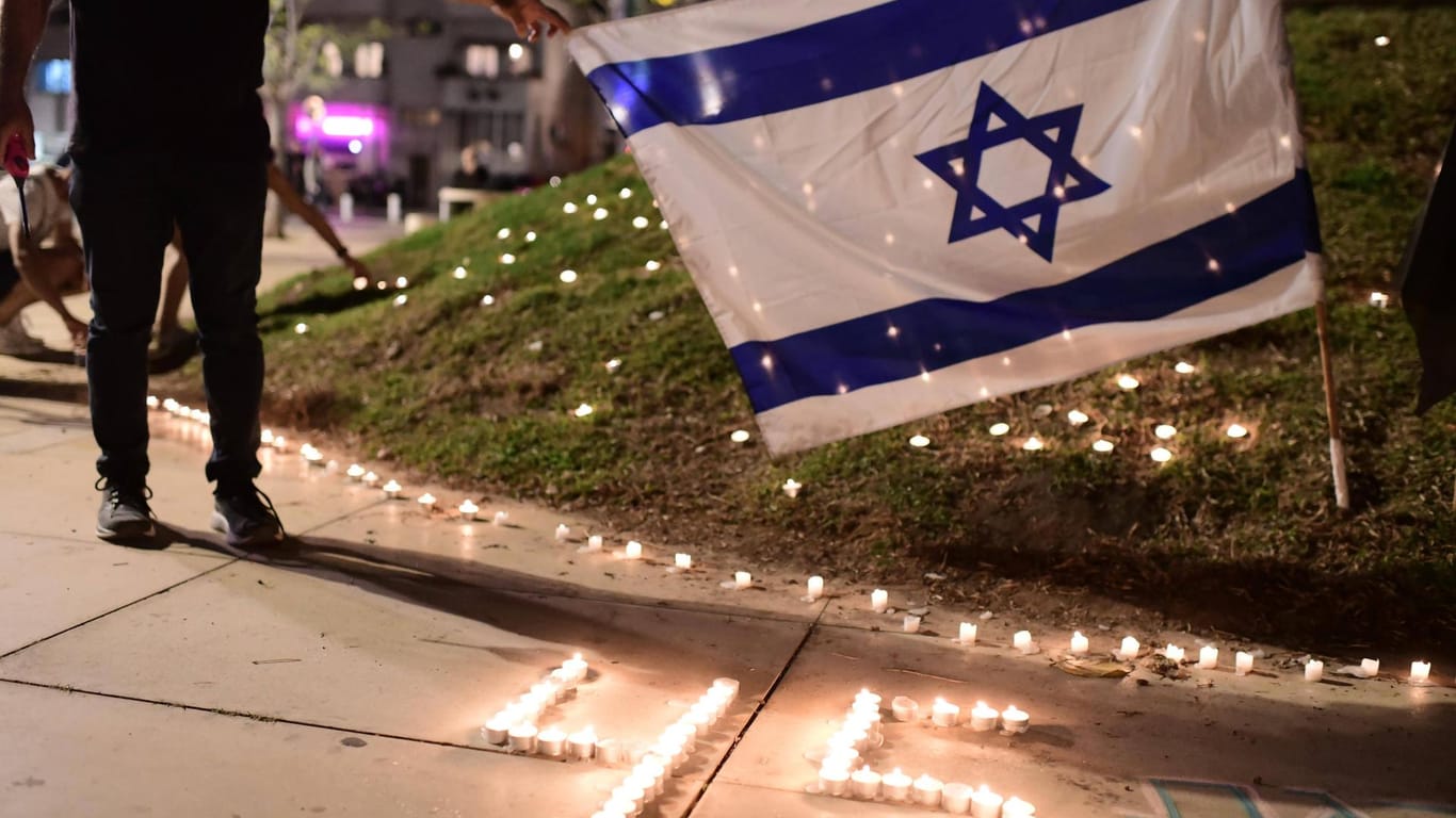 45 Todesopfer, Hunderte Kerzen: Gedenkstätte in Tel Aviv.