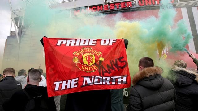 Fans von Manchester United protestieren vor dem Old Trafford. Fans von Manchester United protestieren vor dem Old Trafford.