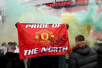 Fans von Manchester United protestieren vor dem Old Trafford.