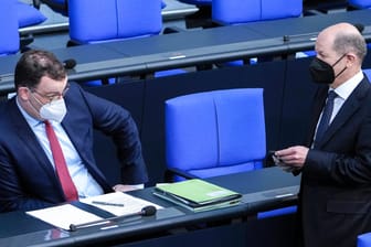 Gesundheitsminister Jens Spahn (CDU) und SPD-Kanzlerkandidat Olaf Scholz im Bundestag: Noch immer ist die große Koalition weit von Verbesserungen für Pflegekräfte entfernt.