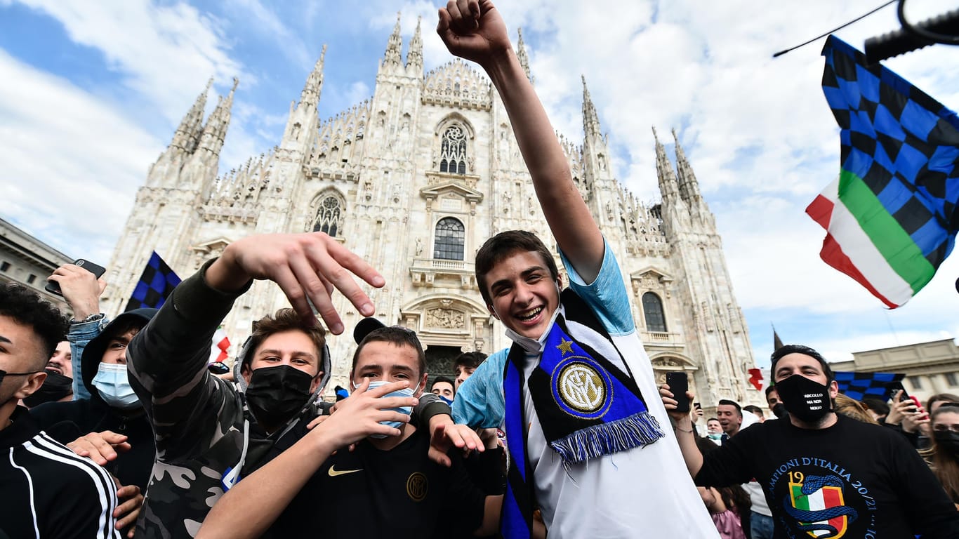 Serie A: Inter-Fans feiern vor dem Mailänder Dom den Gewinn der nationalen Meisterschaft.