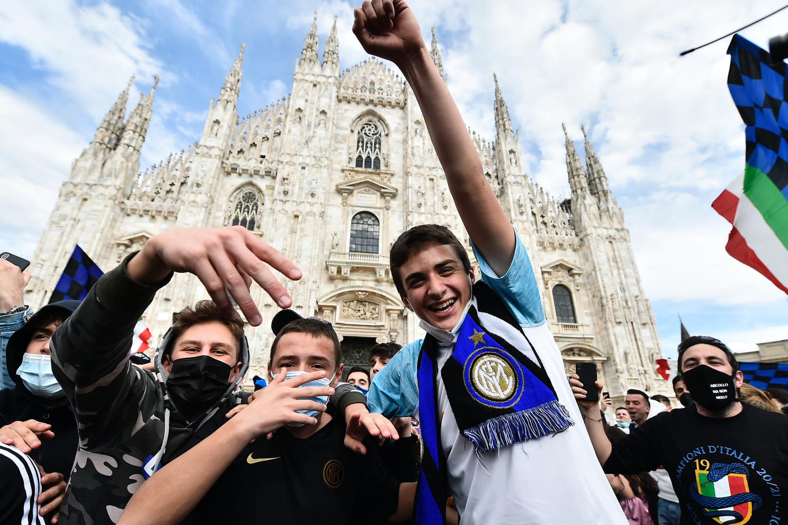 Serie A: Inter-Fans feiern vor dem Mailänder Dom den Gewinn der nationalen Meisterschaft.