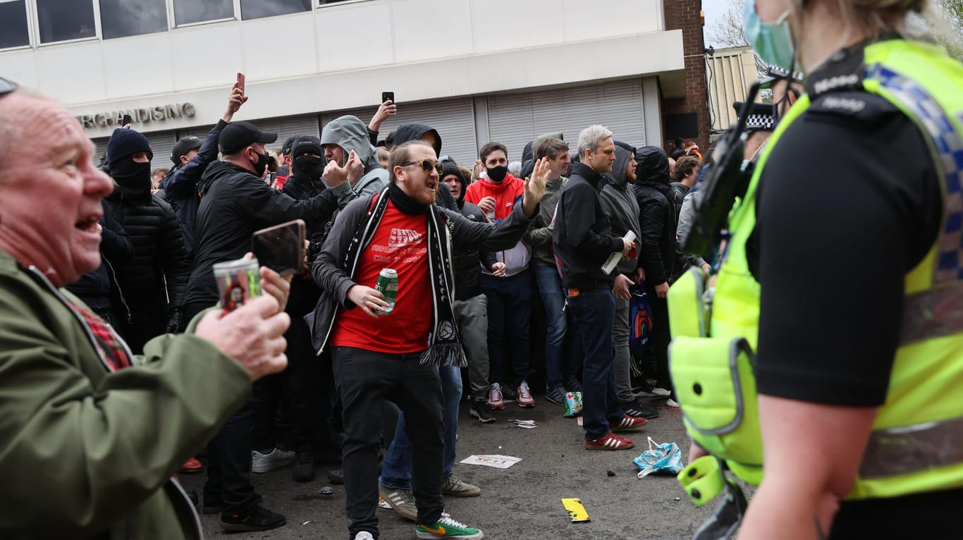 Das Old Trafford in Manchester: Fans protestieren gegen den Besitzer ihres Klubs.