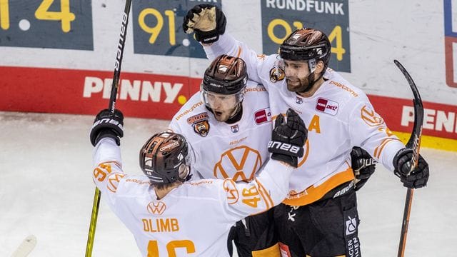 Wolfsburger Spieler bejubeln die Führung in Berlin.