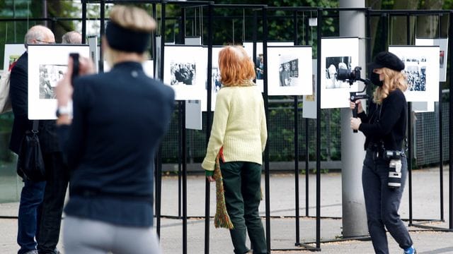 Spaziergänger schauen sich die Outdoor-Fotoausstellung im Rahmen der Ruhrfestspiele am Festspielhaus an. Spaziergänger schauen sich die Outdoor-Fotoausstellung im Rahmen der Ruhrfestspiele am Festspielhaus an.