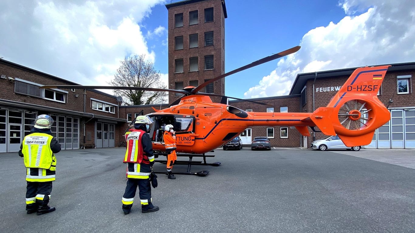 Der Rettungshubschrauber "Christoph 9" auf der Feuerwache 2 in Essen: Die Retter haben eine Frau in eine Klinik geflogen.