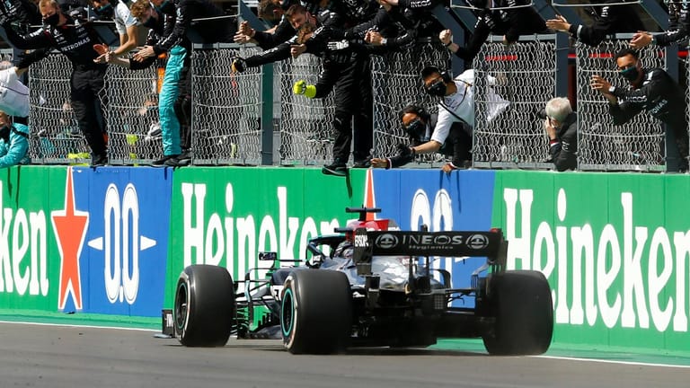 Lewis Hamilton (vo.) an der Begrenzungsmauer: Das Mercedes Team freut sich mit dem Weltmeister über den Sieg in Portugal.