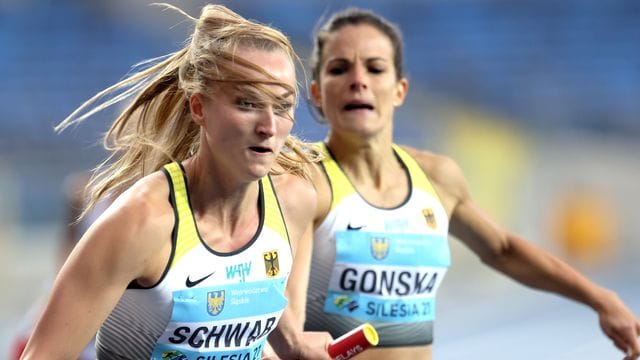 Nadine Gonska (r) übergibt während der 4x400-Meter-Staffel auf Corinna Schwab.