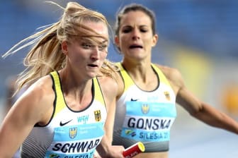 Nadine Gonska (r) übergibt während der 4x400-Meter-Staffel auf Corinna Schwab.