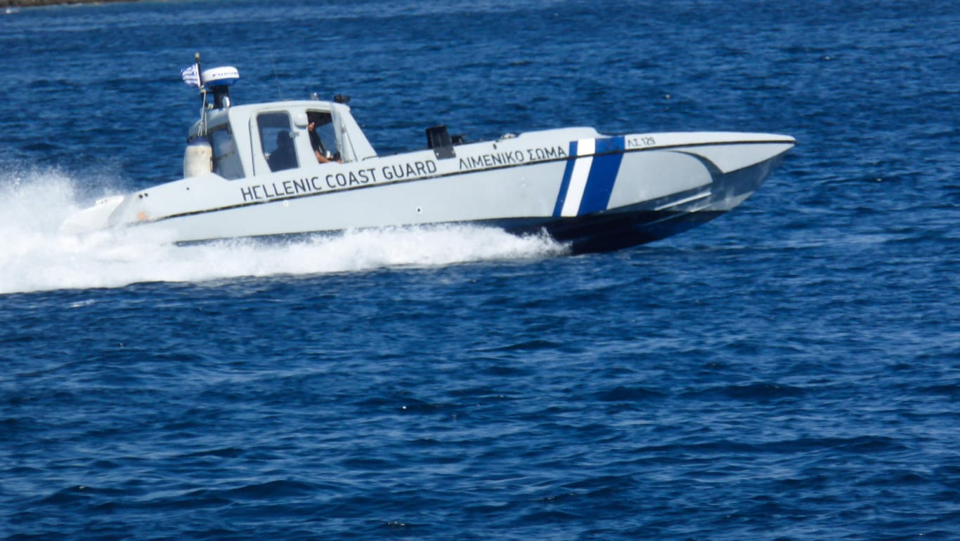 Ein Boot der griechischen Küstenwache: Vor der Halbinsel Peloponnes nehmen die Behörden 170 Migranten auf (Symbolfoto).