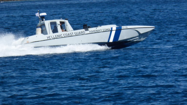 Ein Boot der griechischen Küstenwache: Vor der Halbinsel Peloponnes nehmen die Behörden 170 Migranten auf (Symbolfoto).