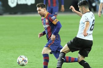 Barcelonas Lionel Messi (l) im Duell mit Valencias Carlos Soler.