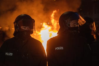 Polizisten mussten sich in Berlin Chaoten entgegenstellen.