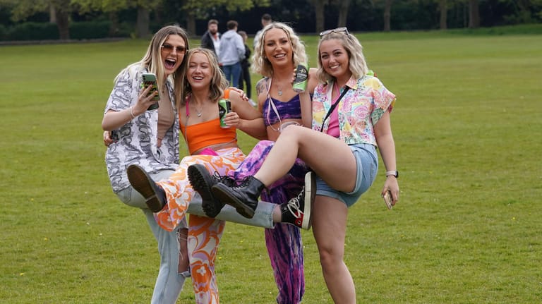 Mit 5.000 Musikfans feierten diese Damen gestern beim ersten Festival in Liverpool seit Beginn der Pandemie. Alle Besucher mussten sich testen lassen.
