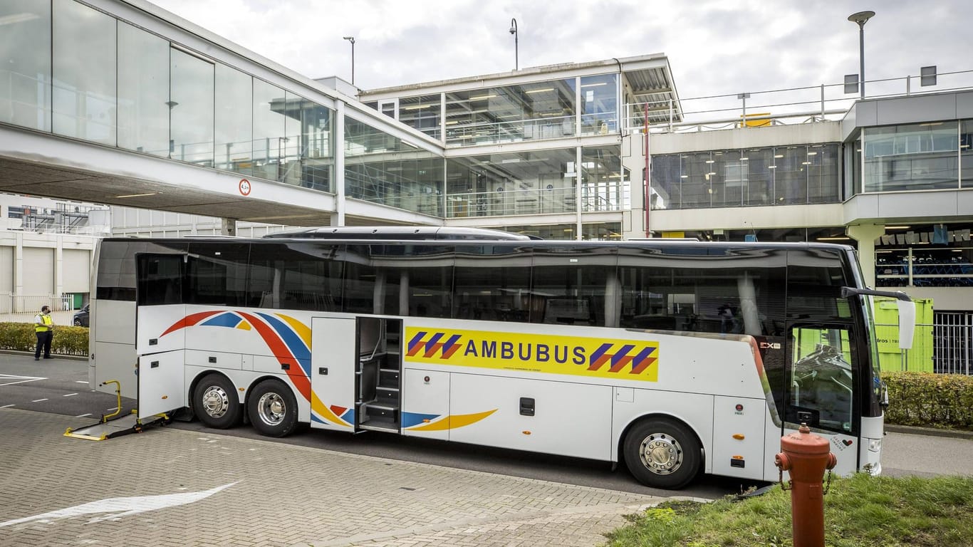 Ein Ambulanzbus steht vor dem UMC-Krankenhaus in Maastricht (Archivbild). Zwei Patienten sollen hier nach einem Stromausfall gestorben sein.