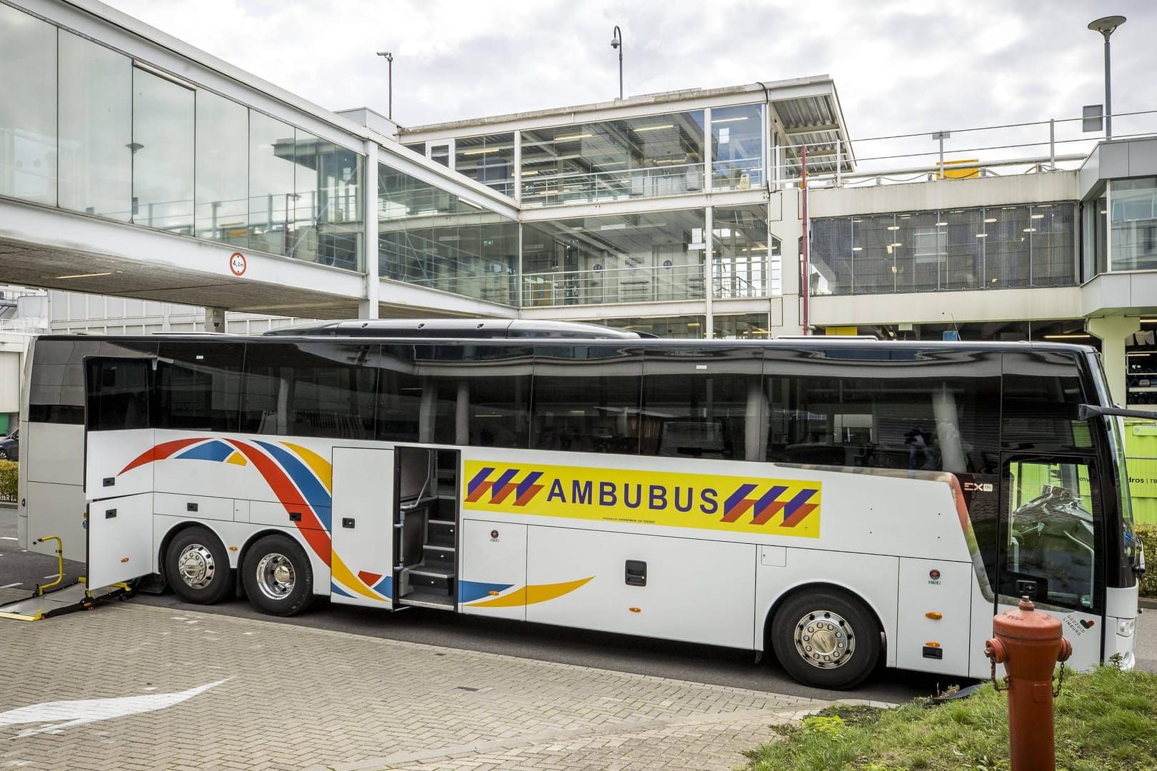 Ein Ambulanzbus steht vor dem UMC-Krankenhaus in Maastricht (Archivbild). Zwei Patienten sollen hier nach einem Stromausfall gestorben sein.